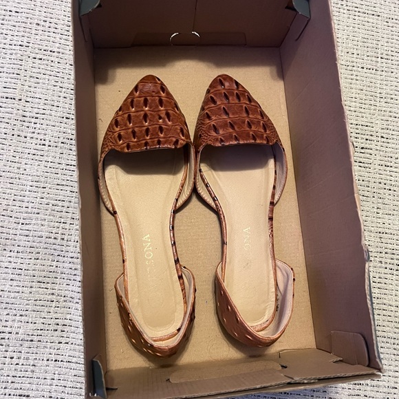 Versona Shoes - Alligator print point toe flats